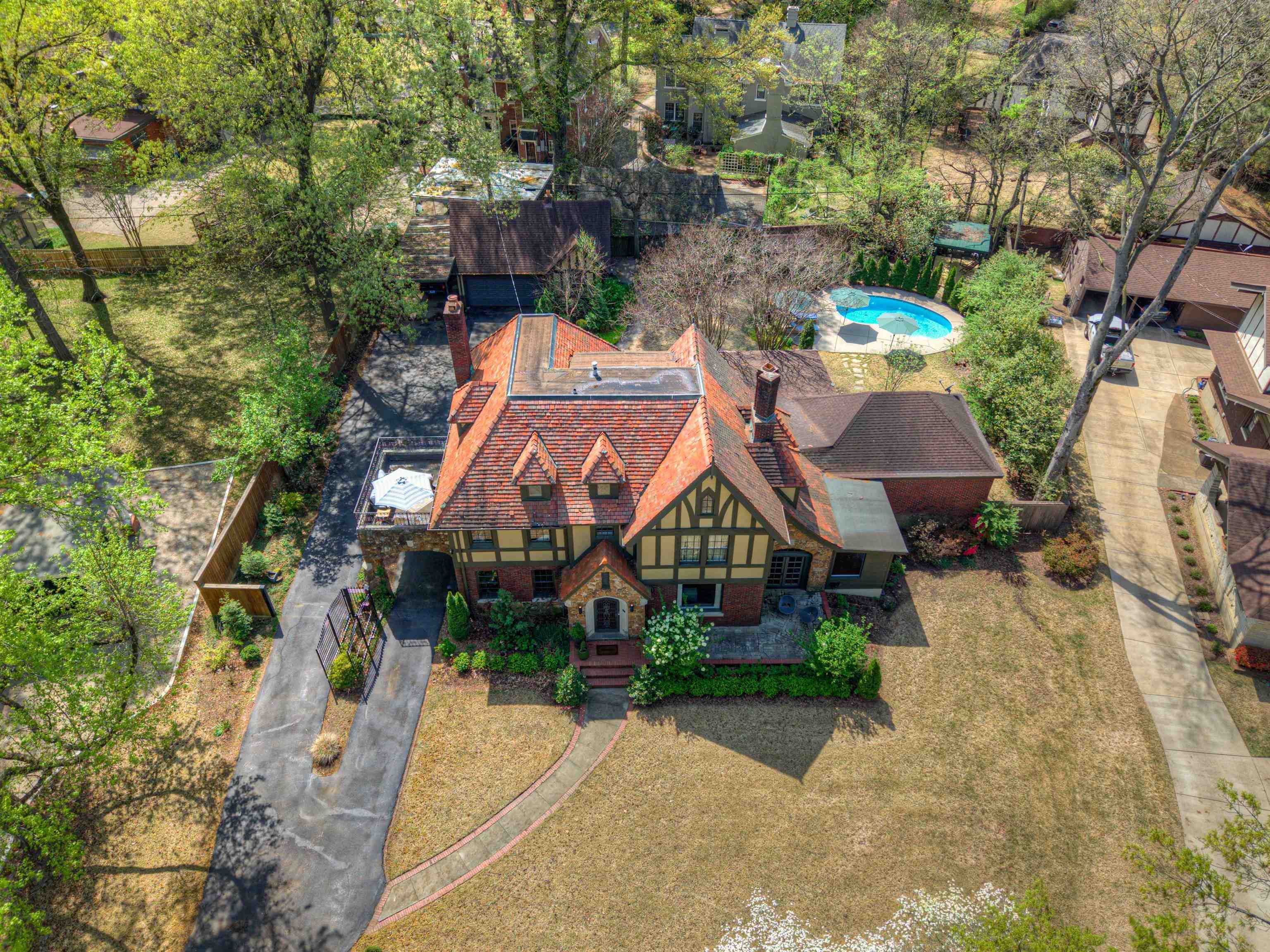 615 EAST DR