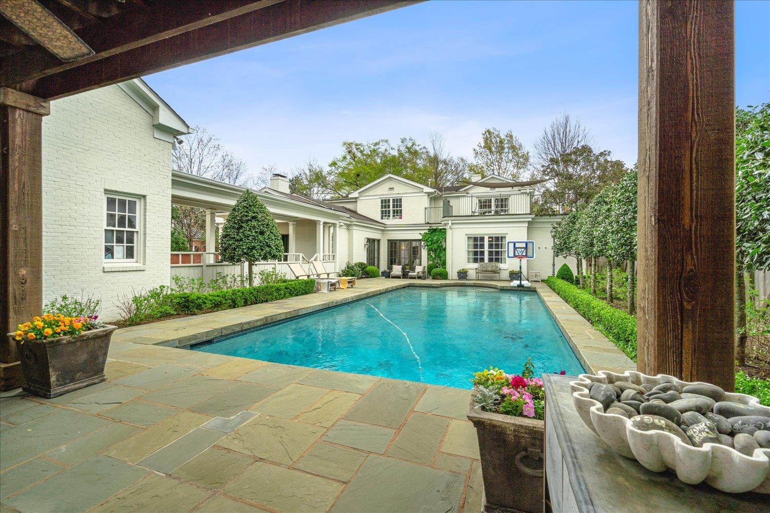 111 W CHICKASAW PKY