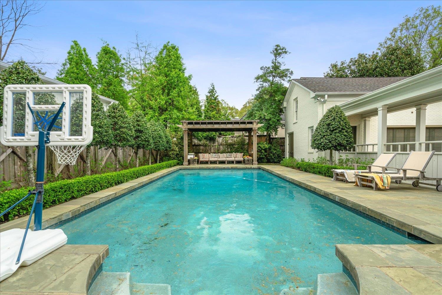 111 W CHICKASAW PKY
