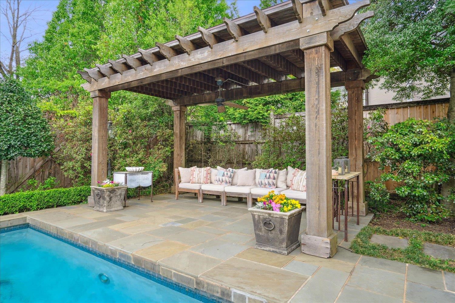111 W CHICKASAW PKY