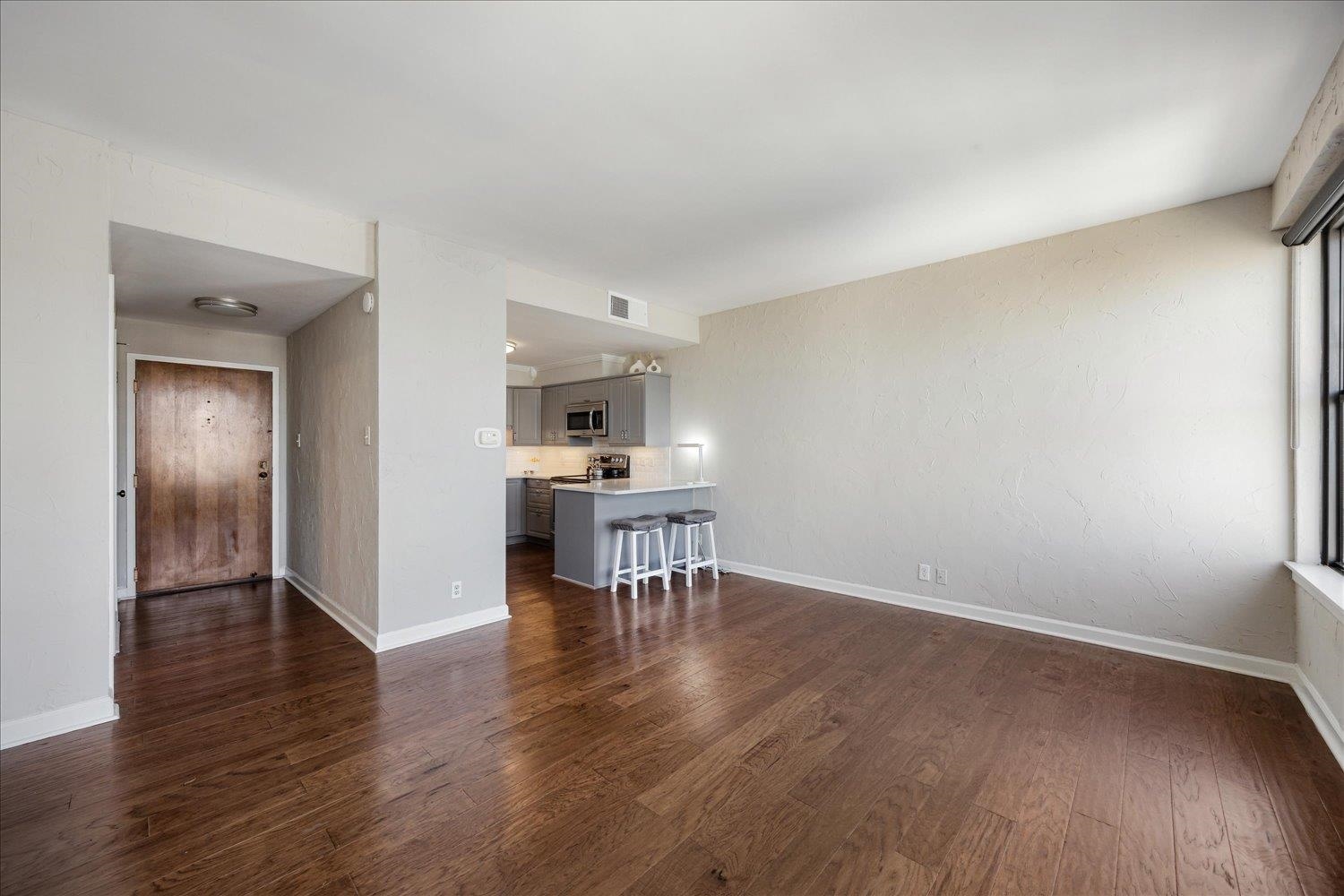 109 N MAIN ST Unit: 1506