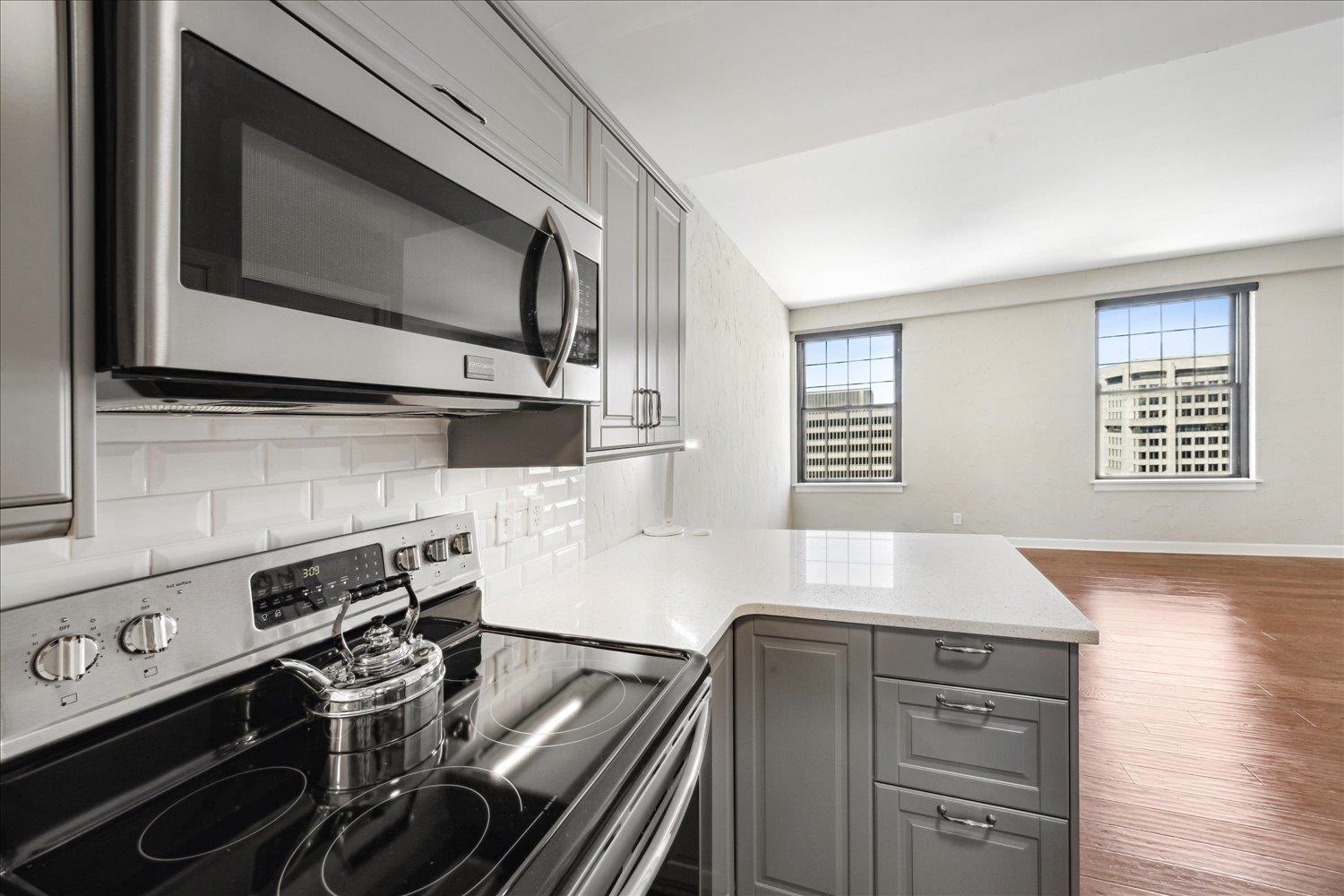 109 N MAIN ST Unit: 1506