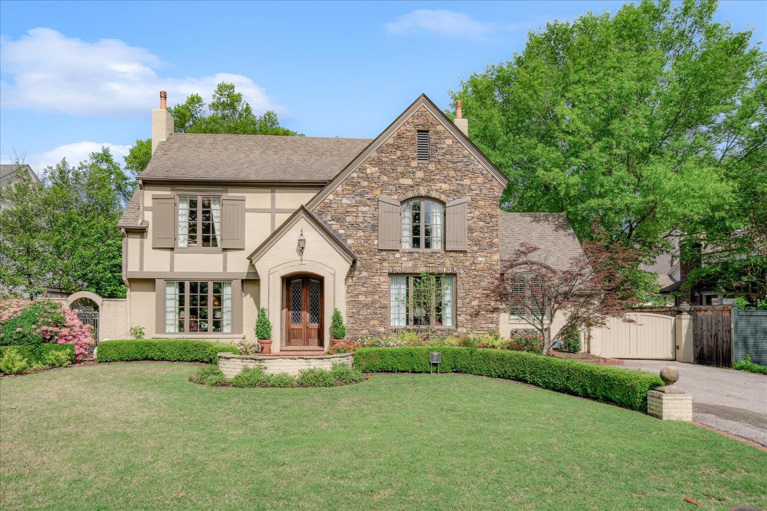 77 W CHICKASAW PKY