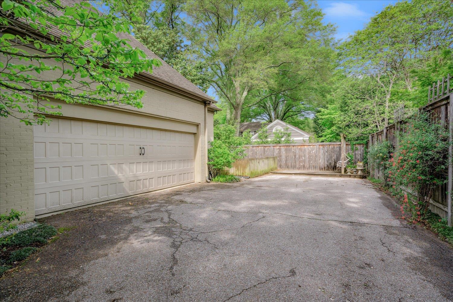 77 W CHICKASAW PKY