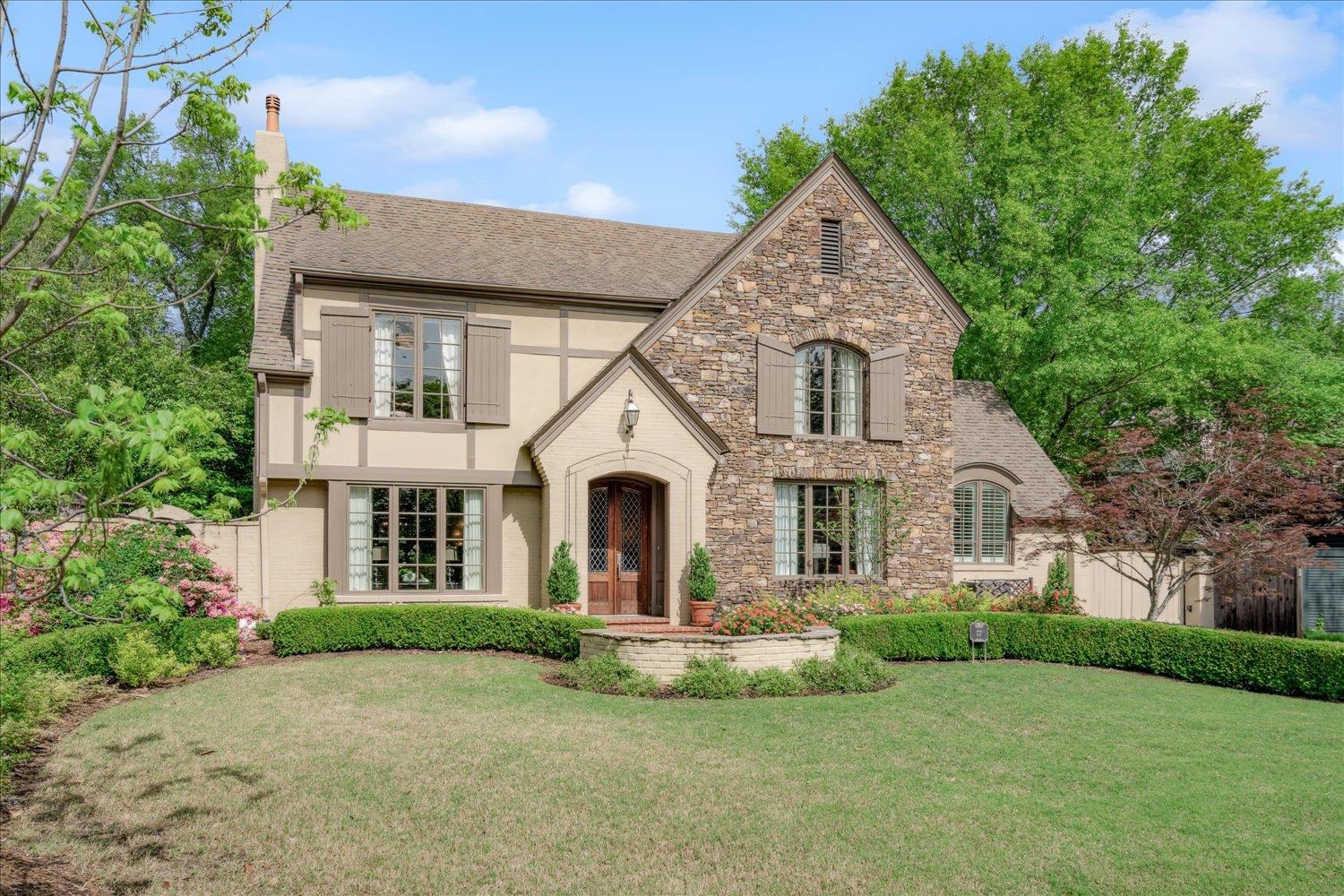 77 W CHICKASAW PKY