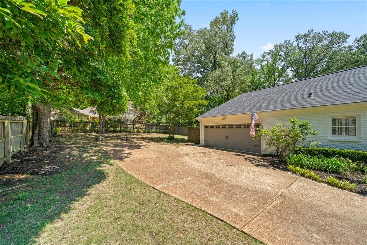 2056 HICKORY CREST DR