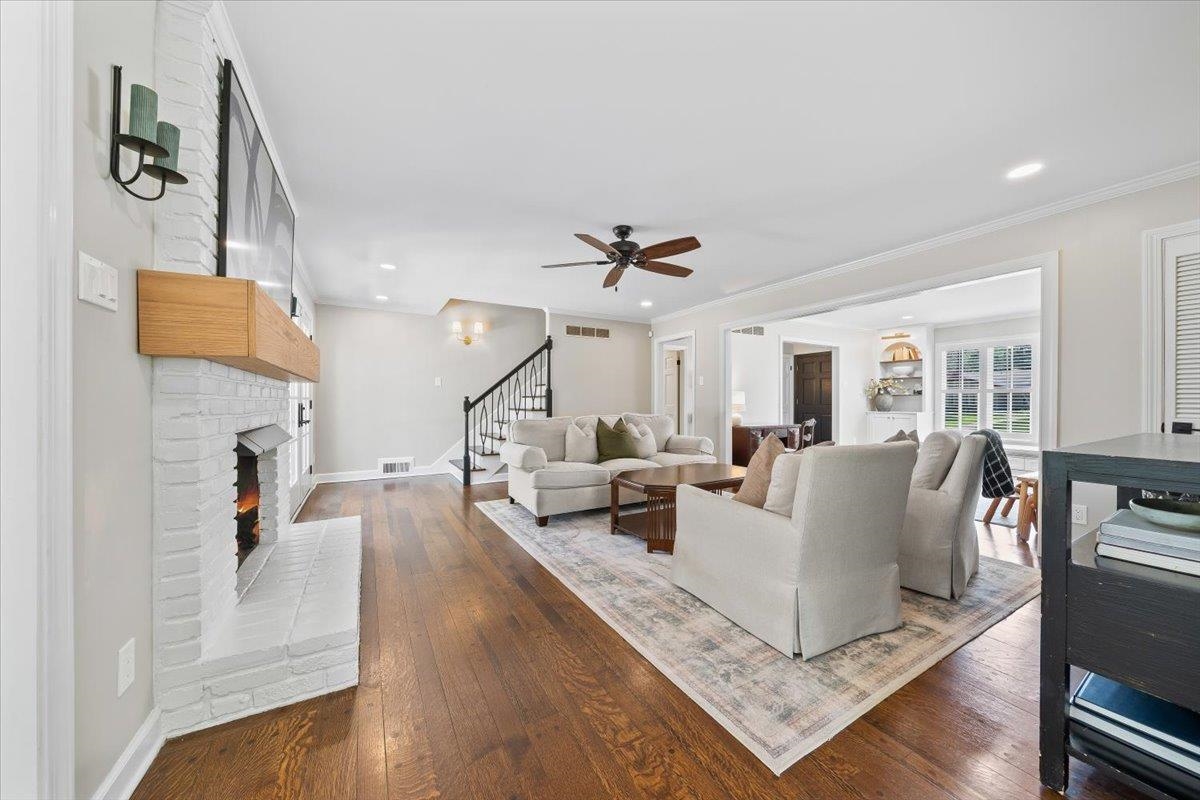 2056 HICKORY CREST DR