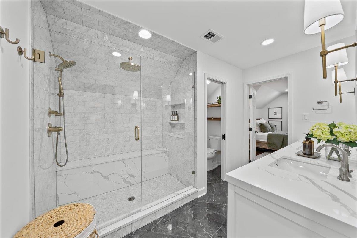 2056 HICKORY CREST DR