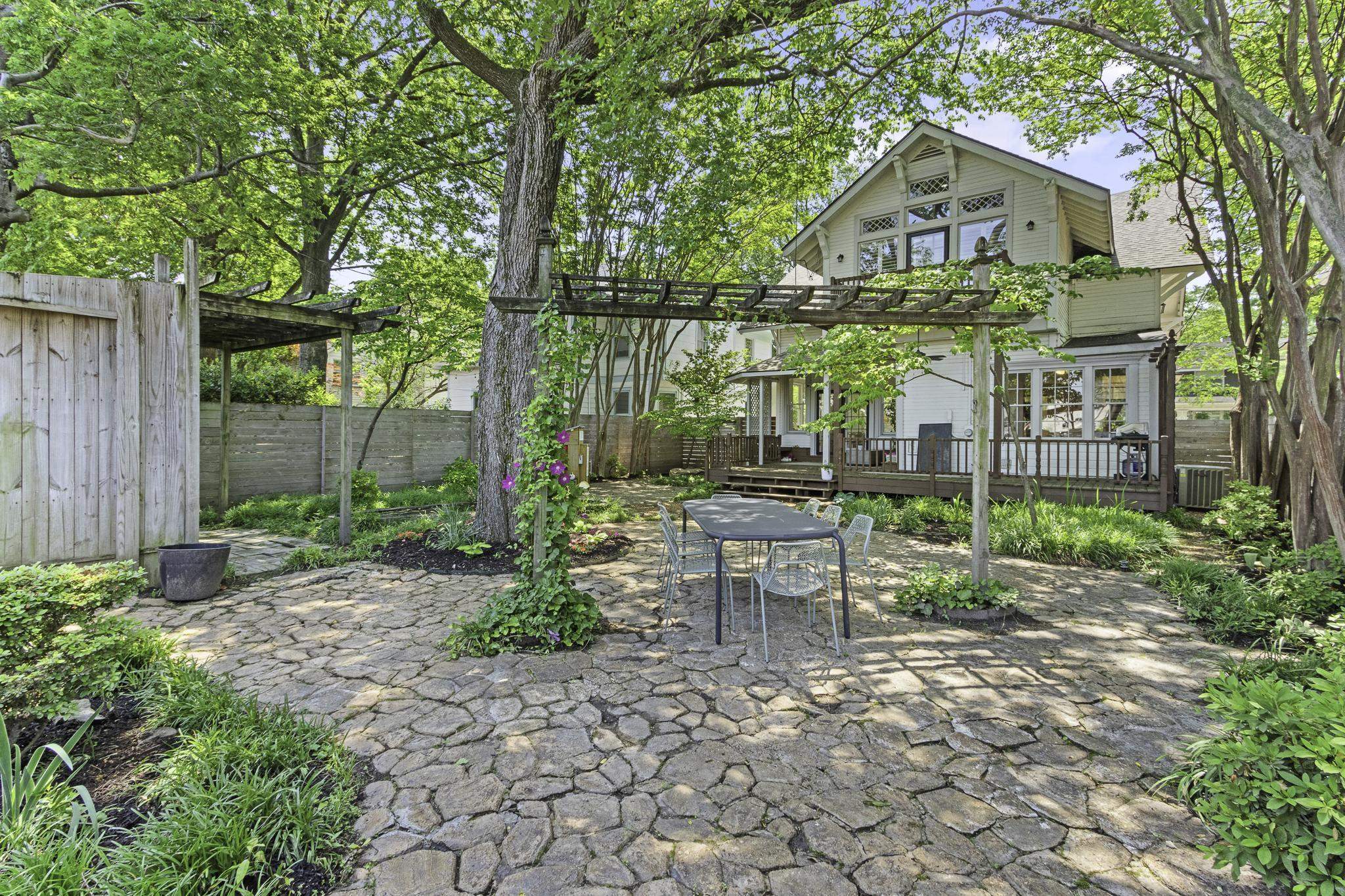 1640 EASTMORELAND AVE