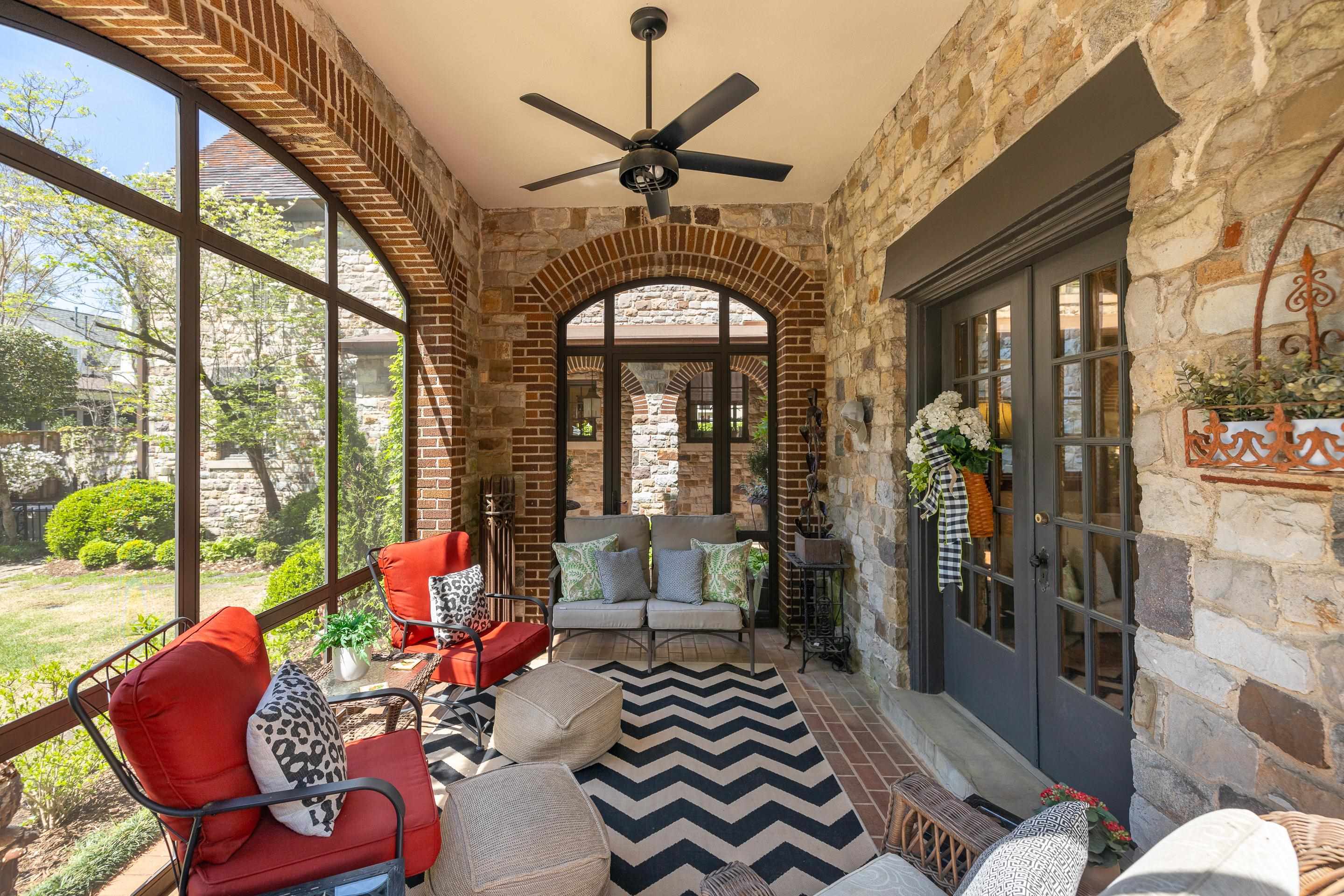 155 W CHICKASAW PKY
