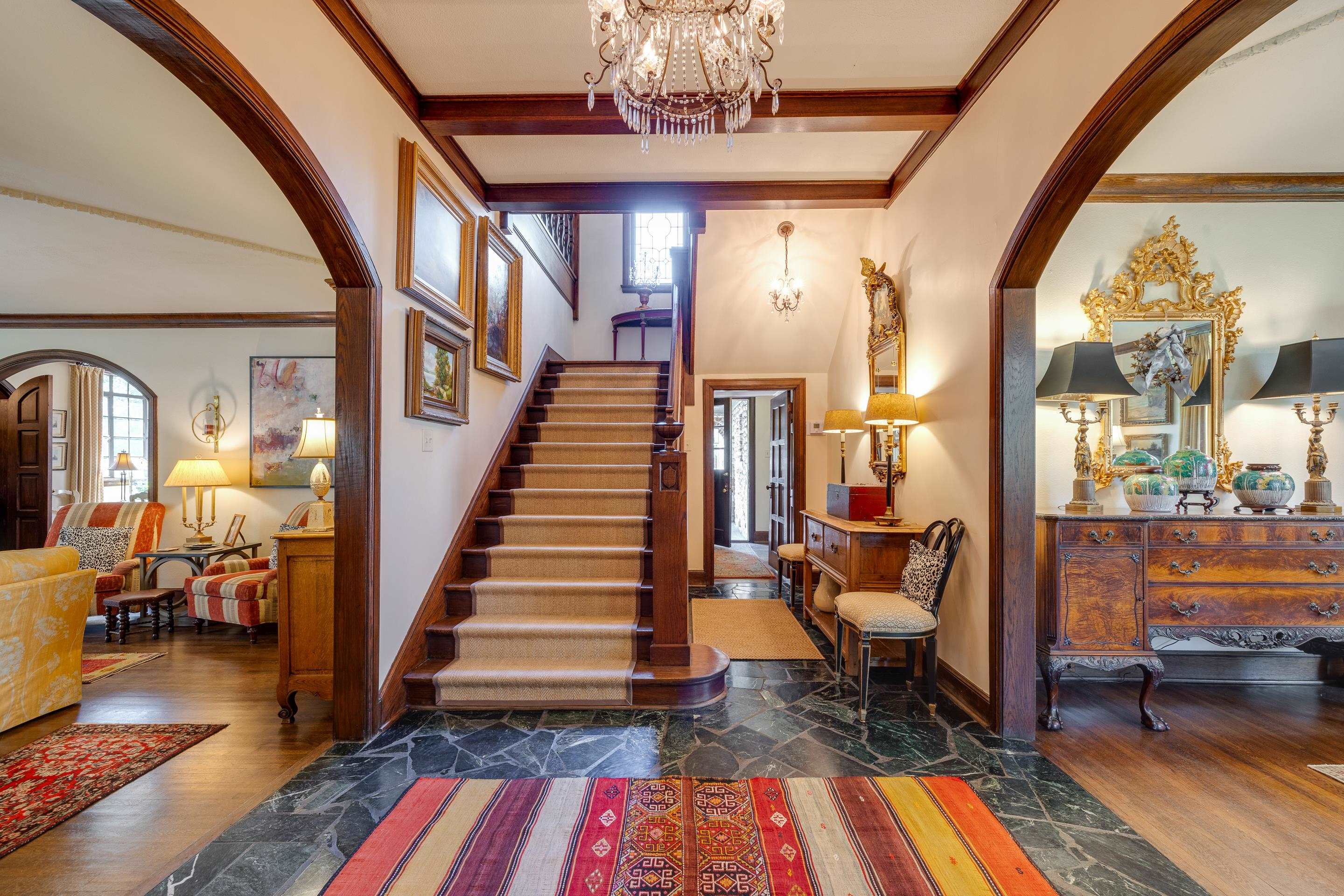 155 W CHICKASAW PKY