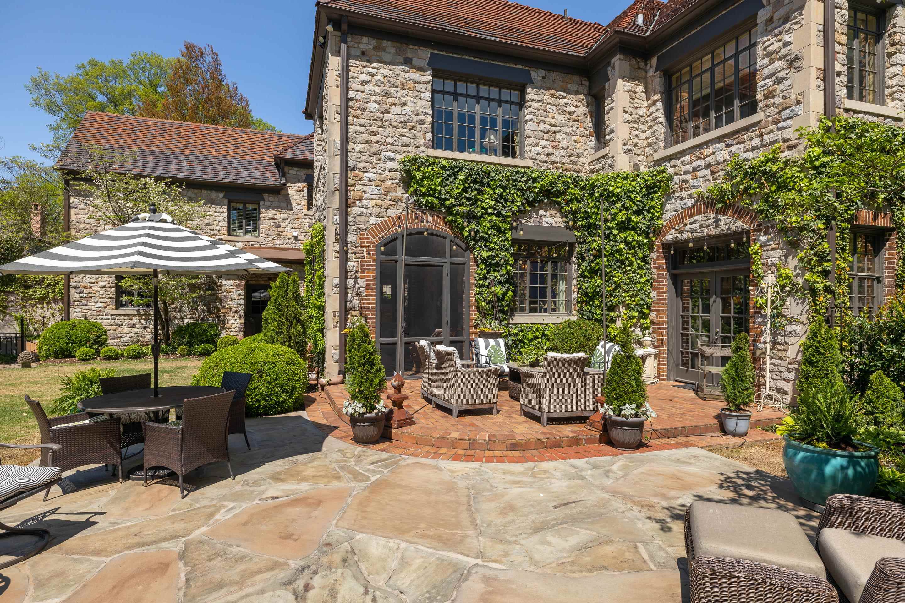 155 W CHICKASAW PKY