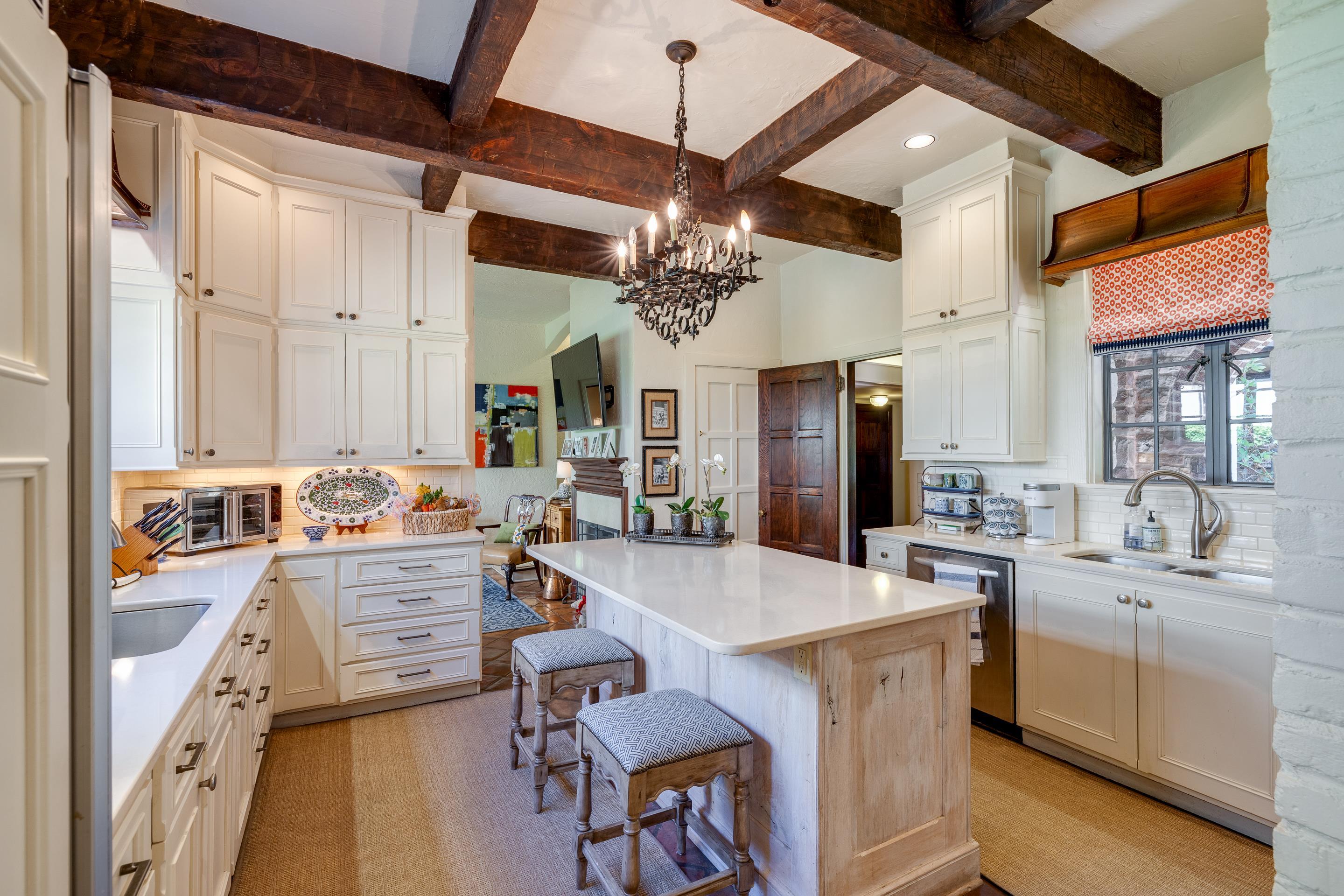155 W CHICKASAW PKY