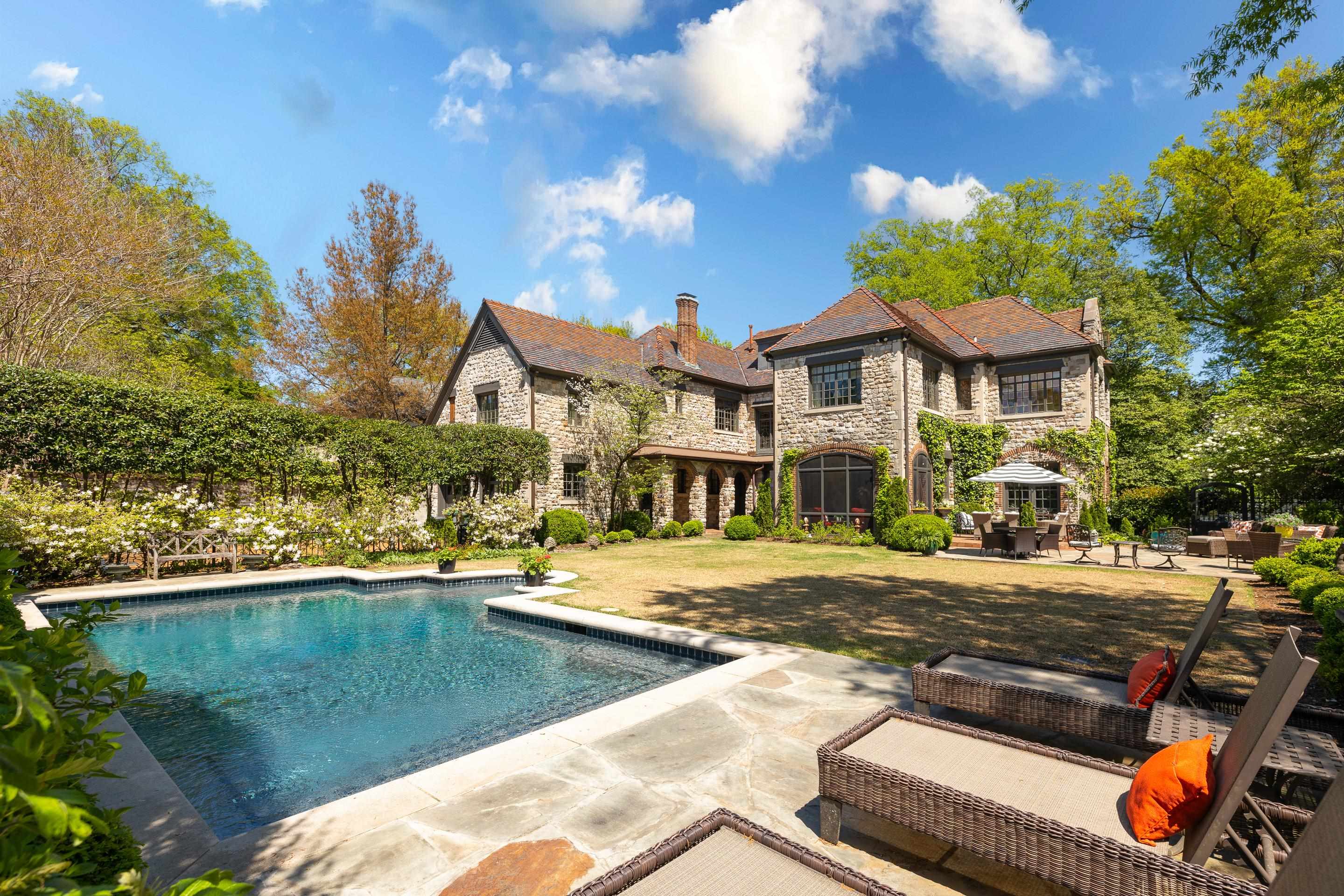 155 W CHICKASAW PKY