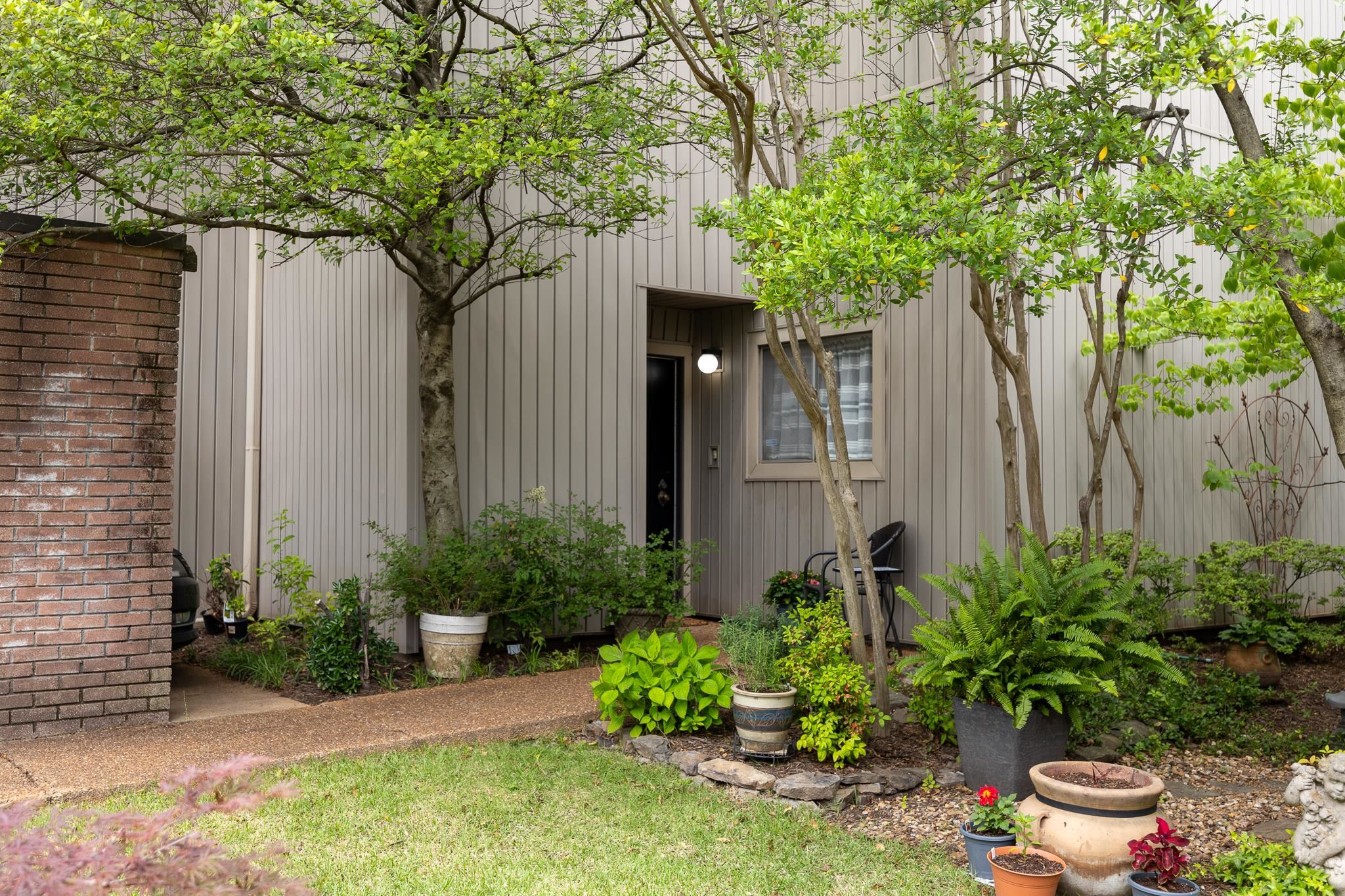 828 THISTLEDOWN DR Unit: 1201