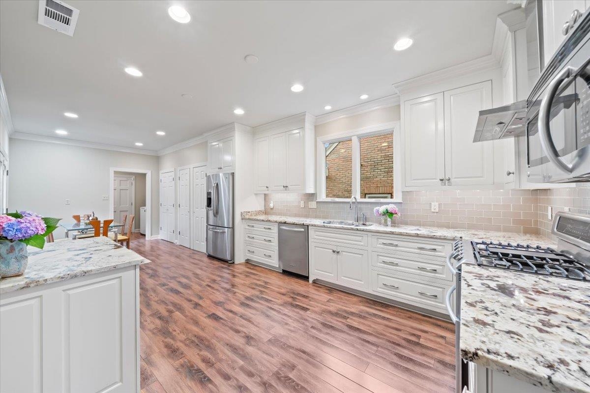 4654 HEMLOCK LN