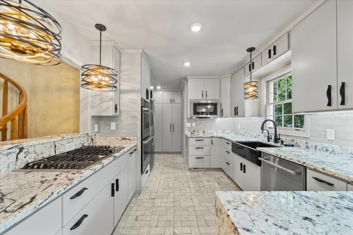 1095 FAIR MEADOW RD