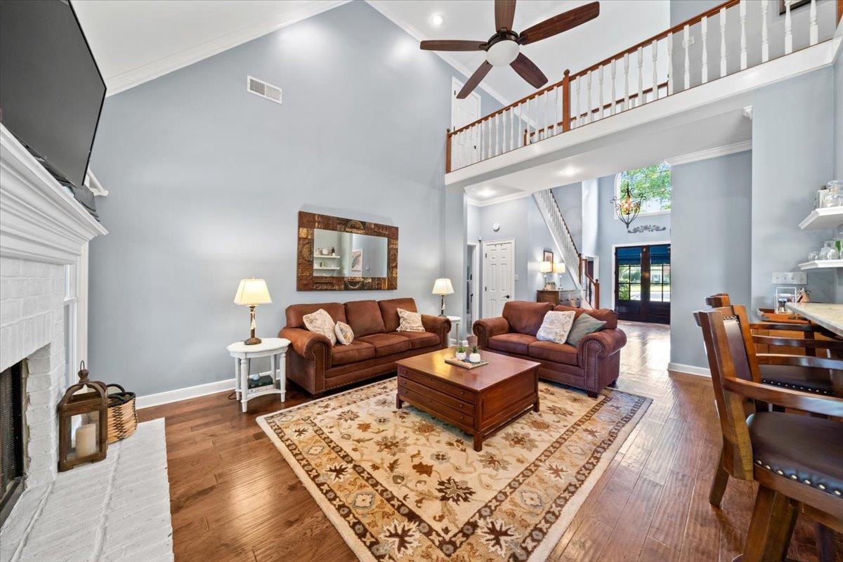 2200 LAKE PAGE DR