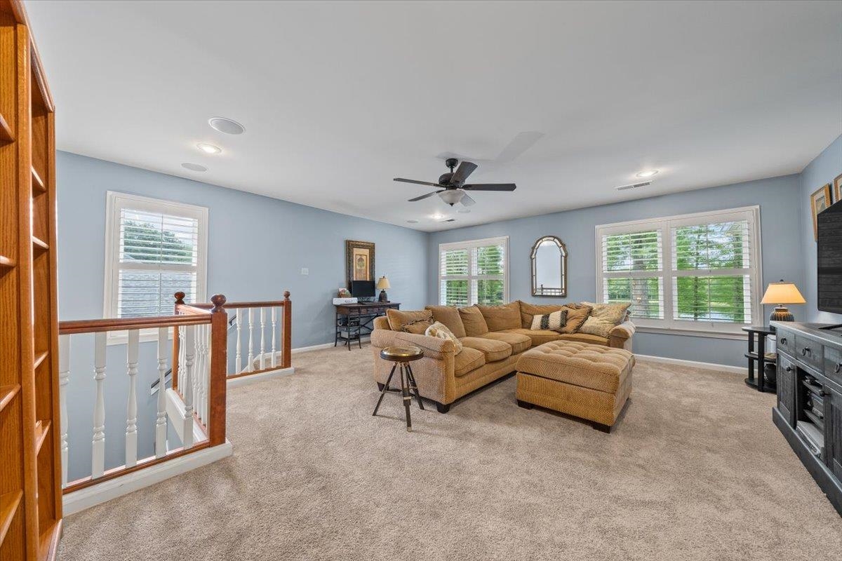 2200 LAKE PAGE DR
