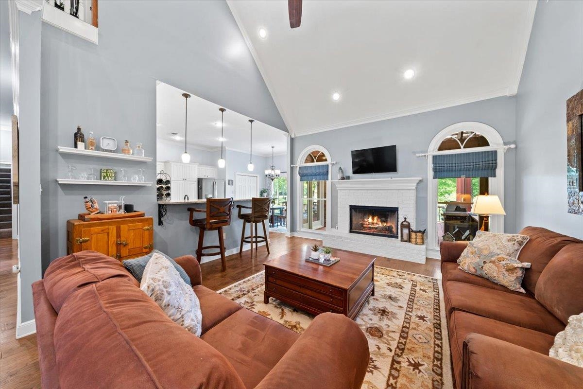 2200 LAKE PAGE DR
