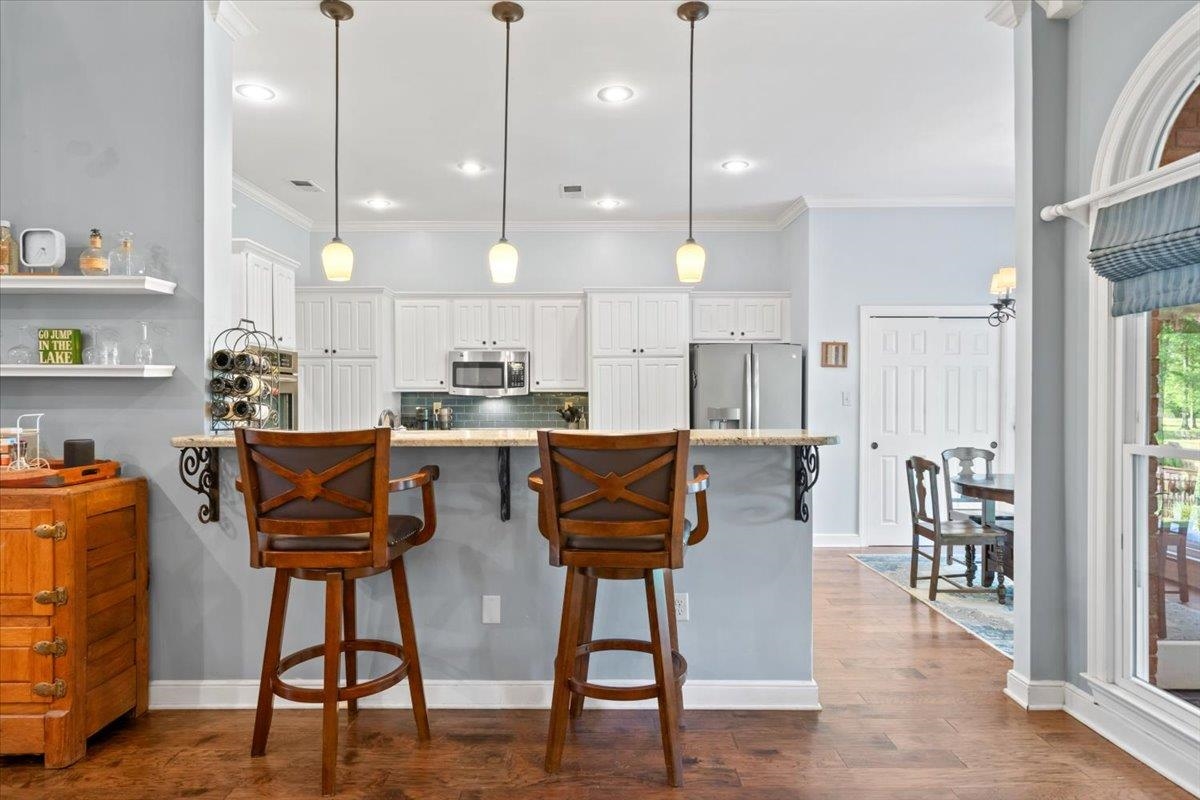 2200 LAKE PAGE DR