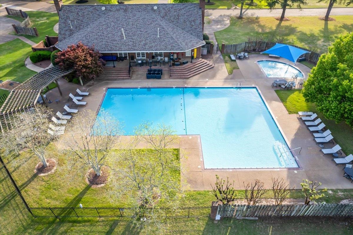 2200 LAKE PAGE DR