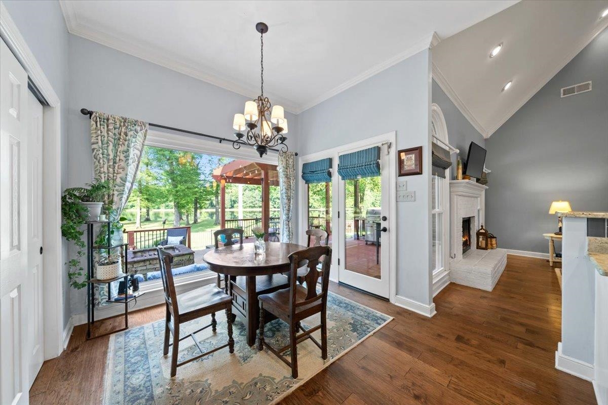 2200 LAKE PAGE DR
