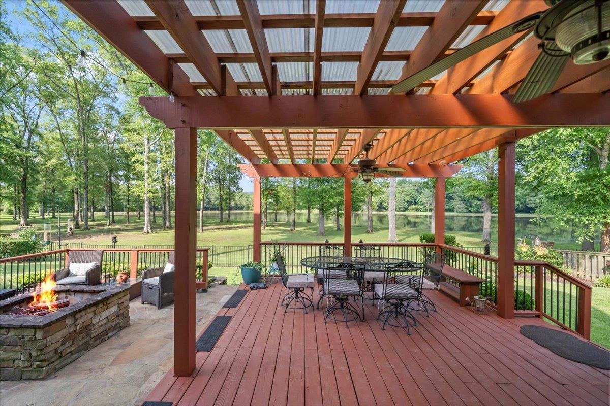 2200 LAKE PAGE DR