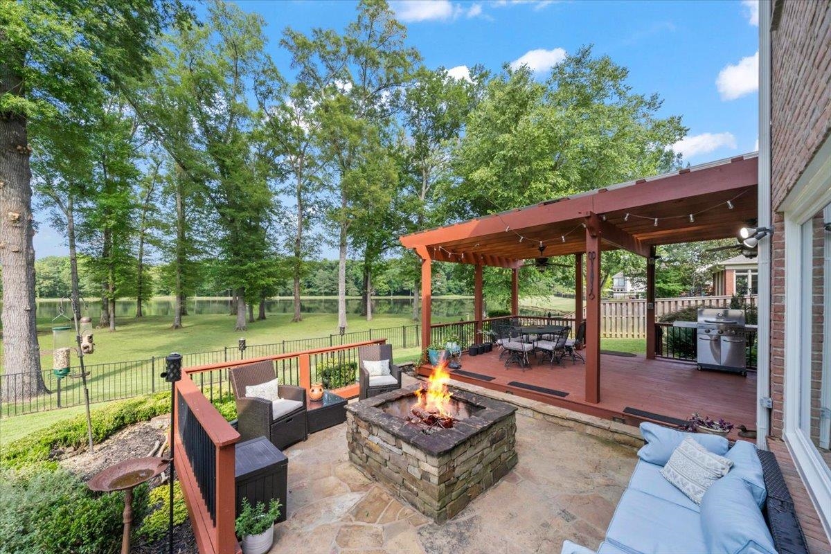 2200 LAKE PAGE DR