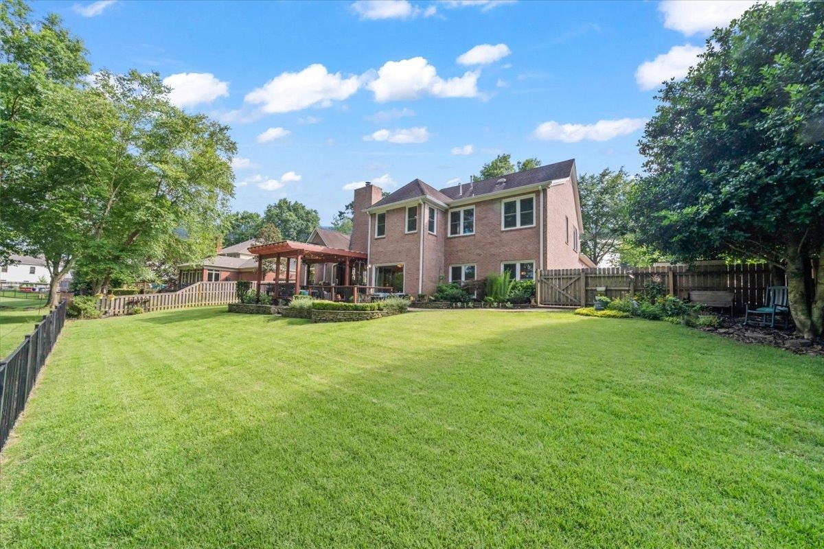 2200 LAKE PAGE DR