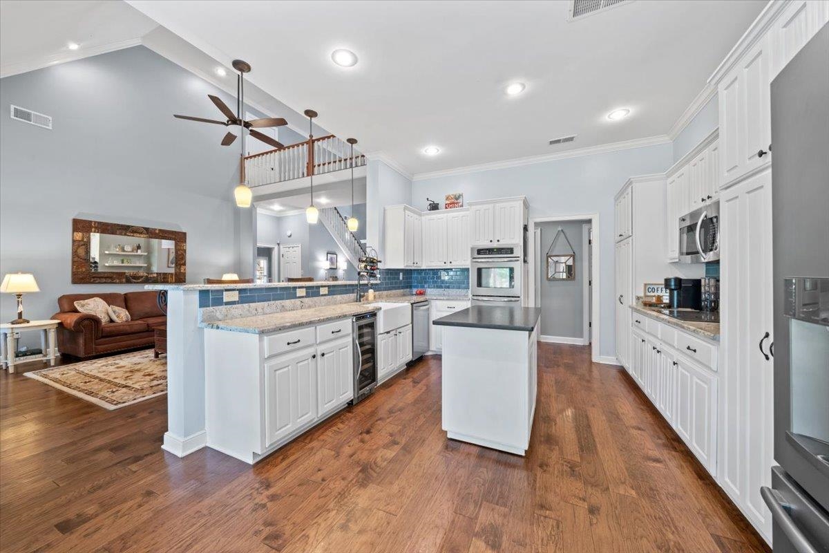 2200 LAKE PAGE DR