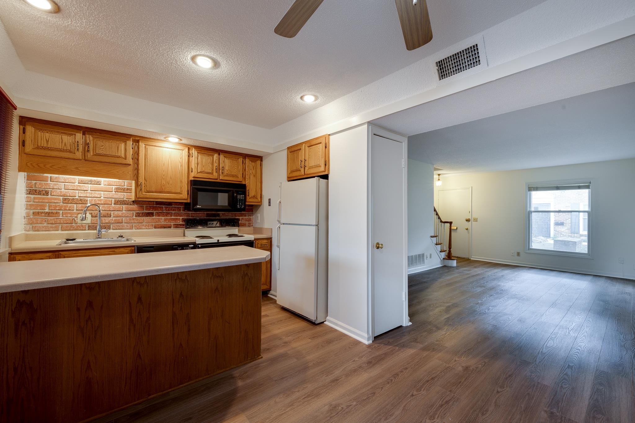 1204 CHAMBERLAIN DR Unit: 10