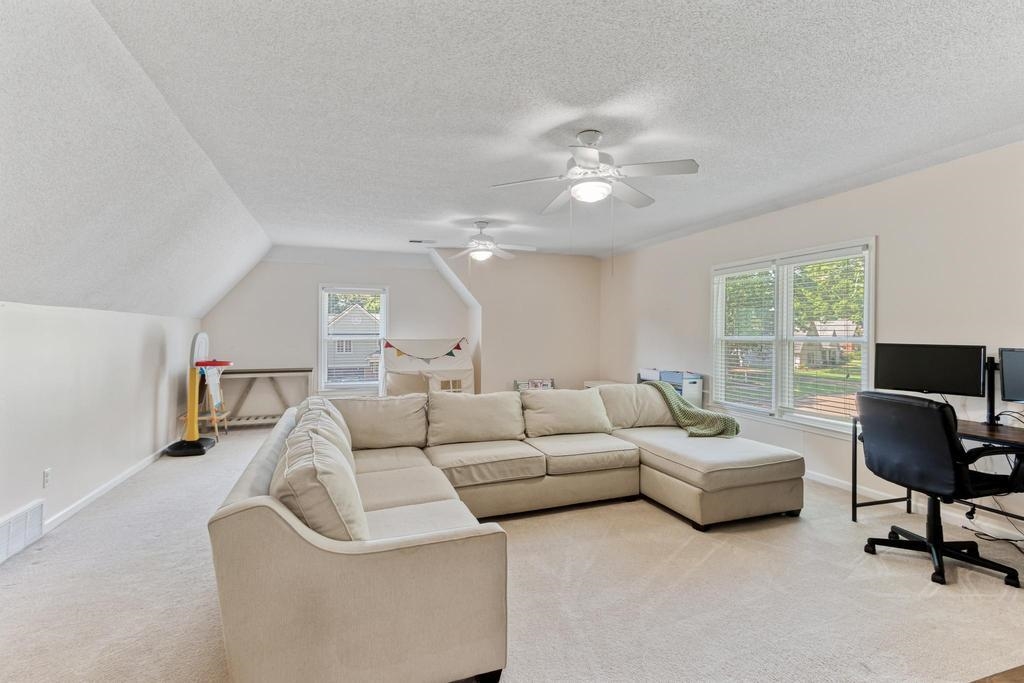971 ROLLING OAKS LN
