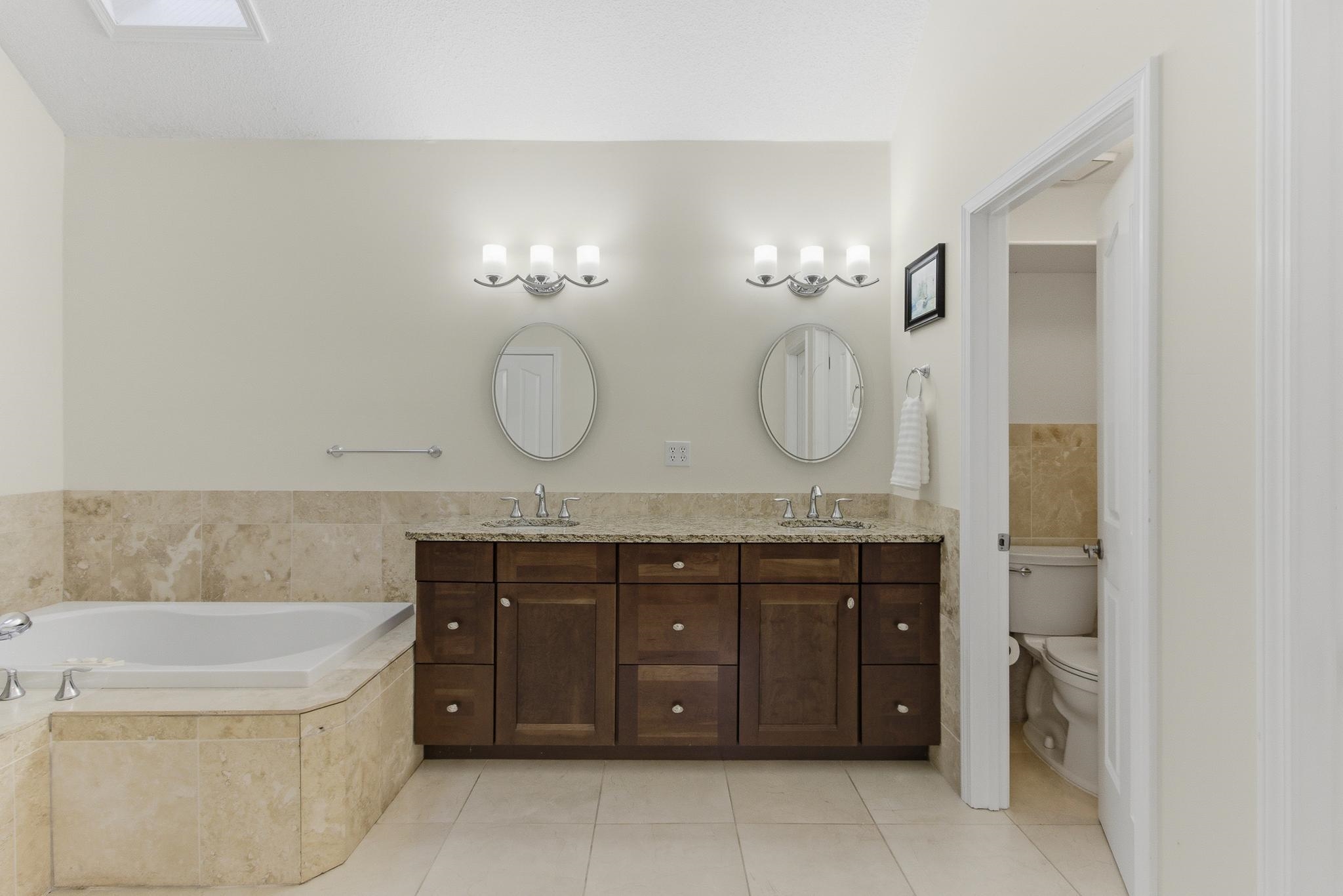 971 ROLLING OAKS LN