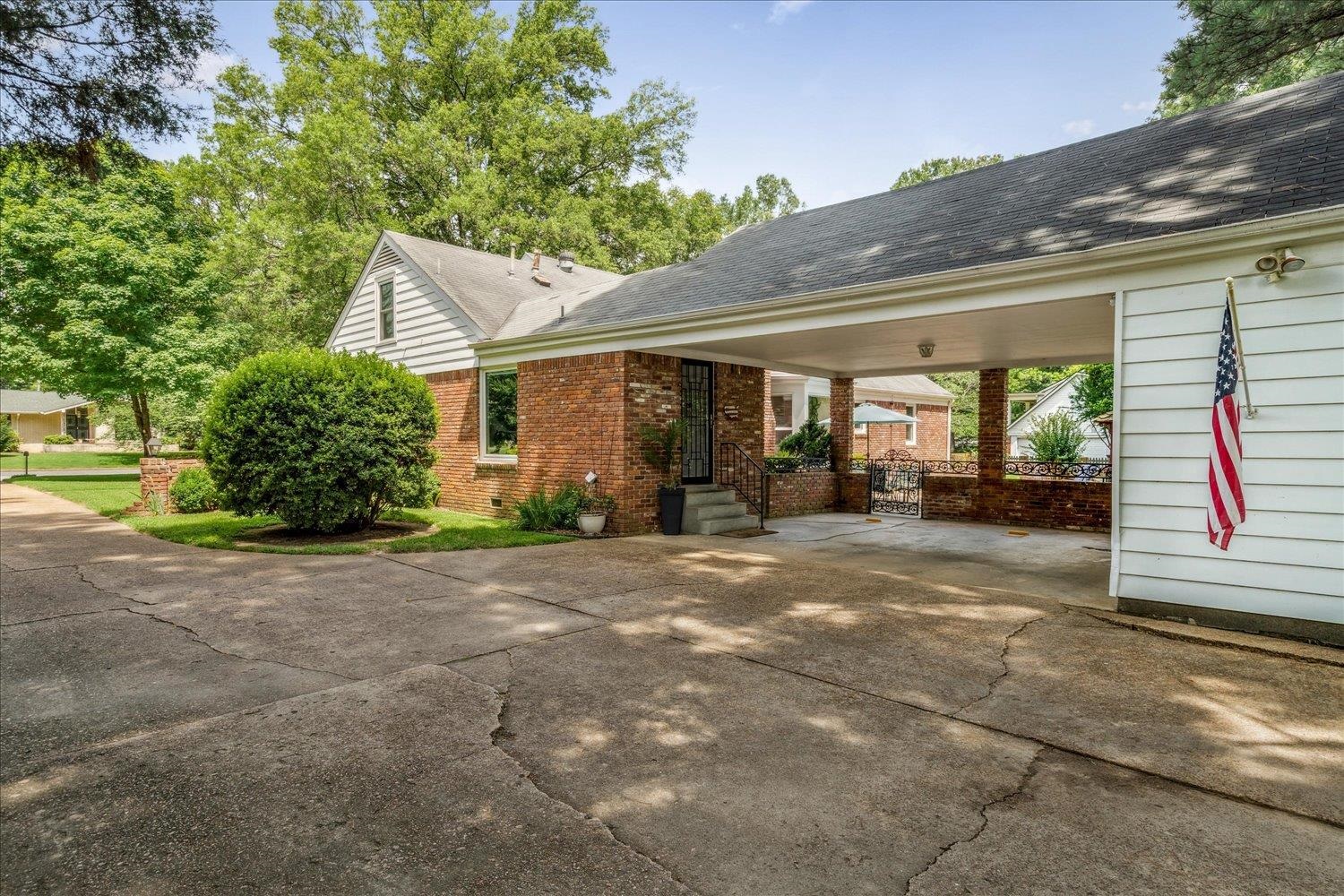 1484 LANCASTER DR