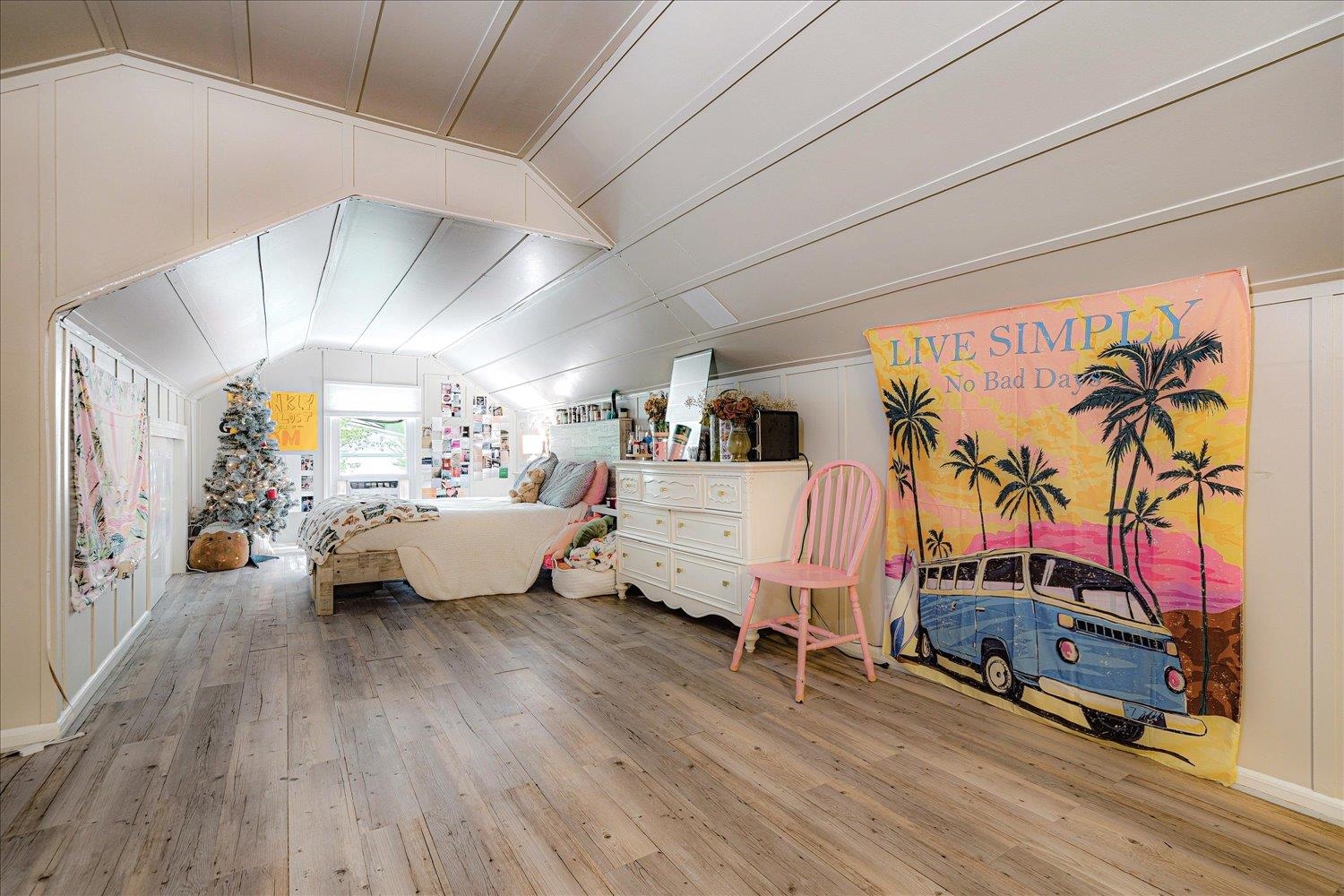 1484 LANCASTER DR