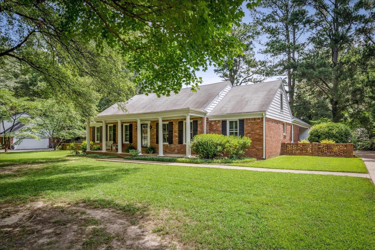 1484 LANCASTER DR