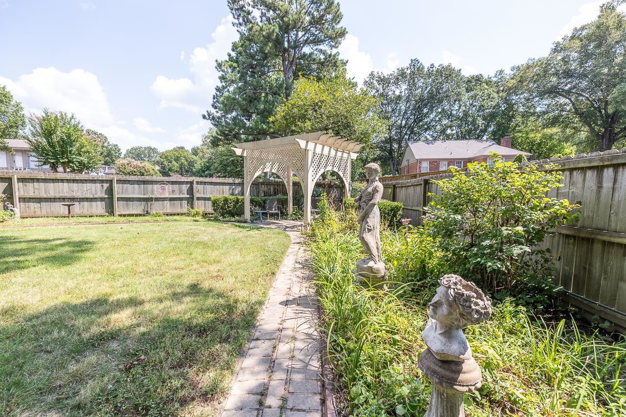 2093 HICKORY CREST DR