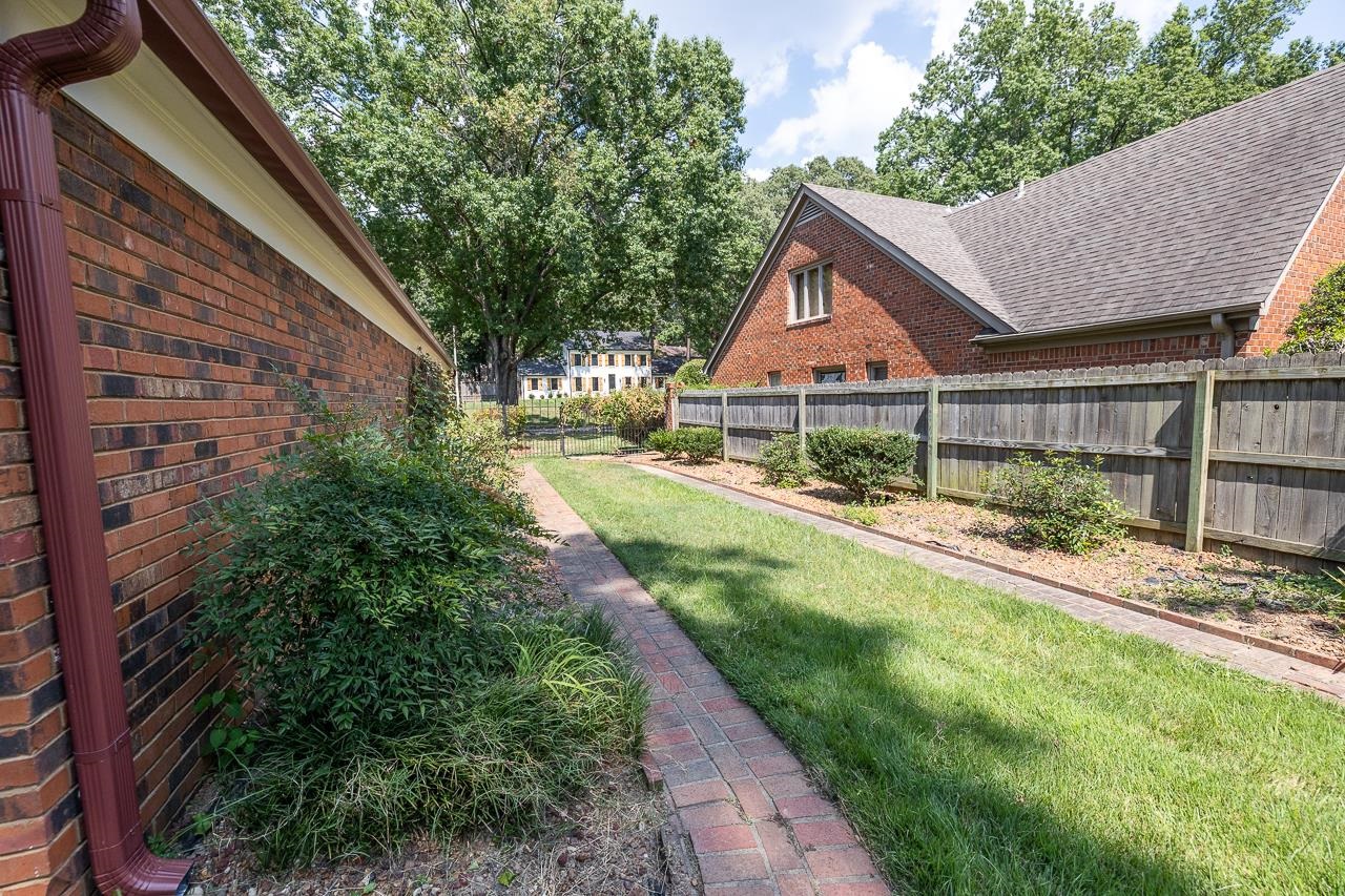 2093 HICKORY CREST DR