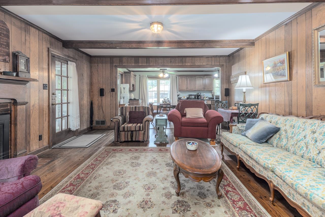 2093 HICKORY CREST DR