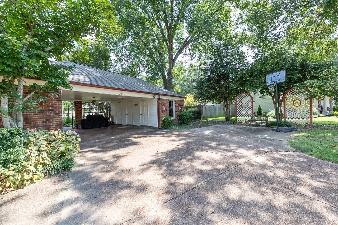 2093 HICKORY CREST DR