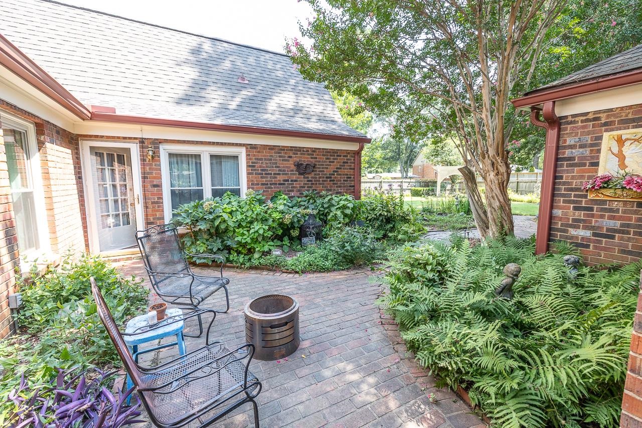 2093 HICKORY CREST DR