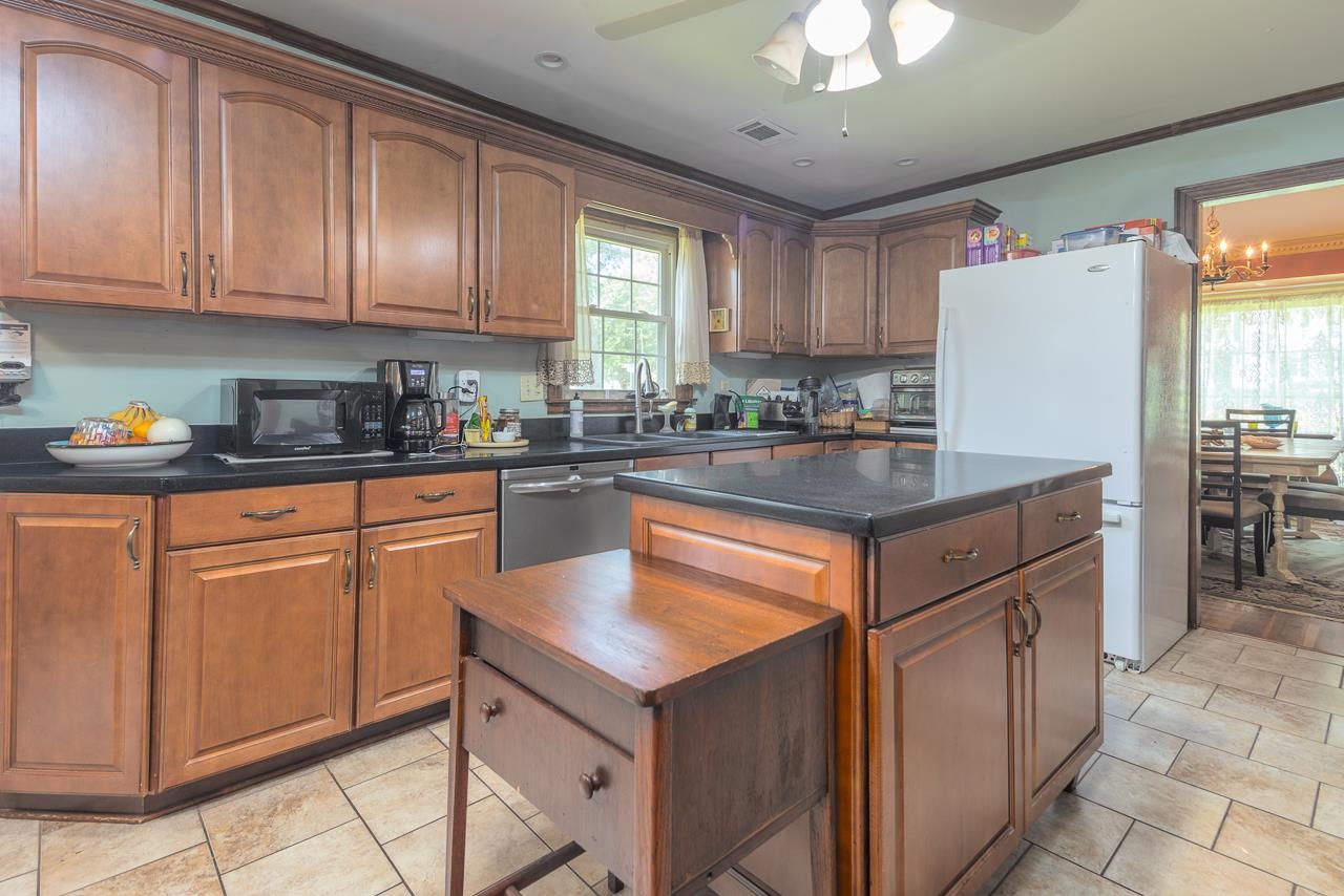 2093 HICKORY CREST DR