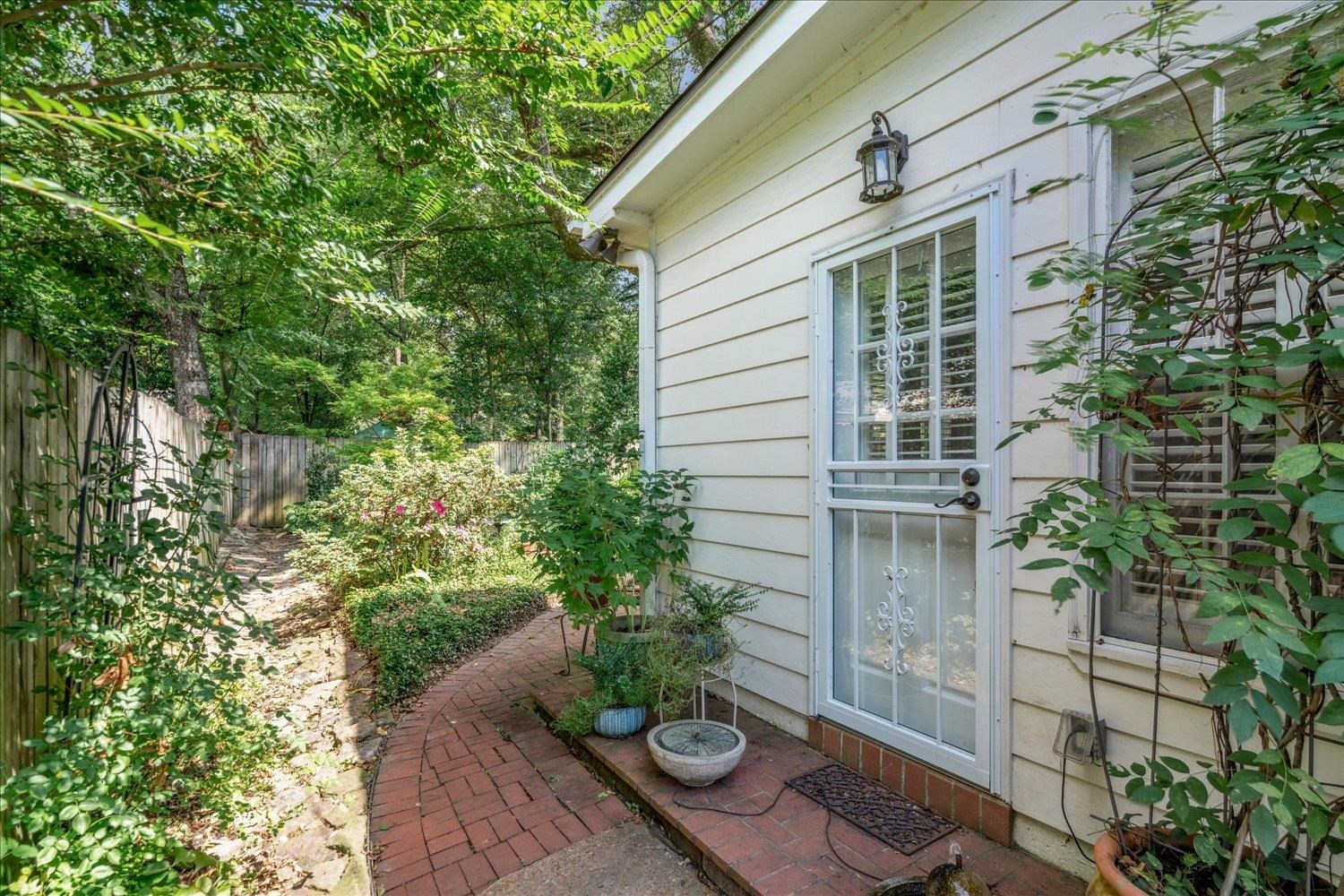 414 HOLMES CIR