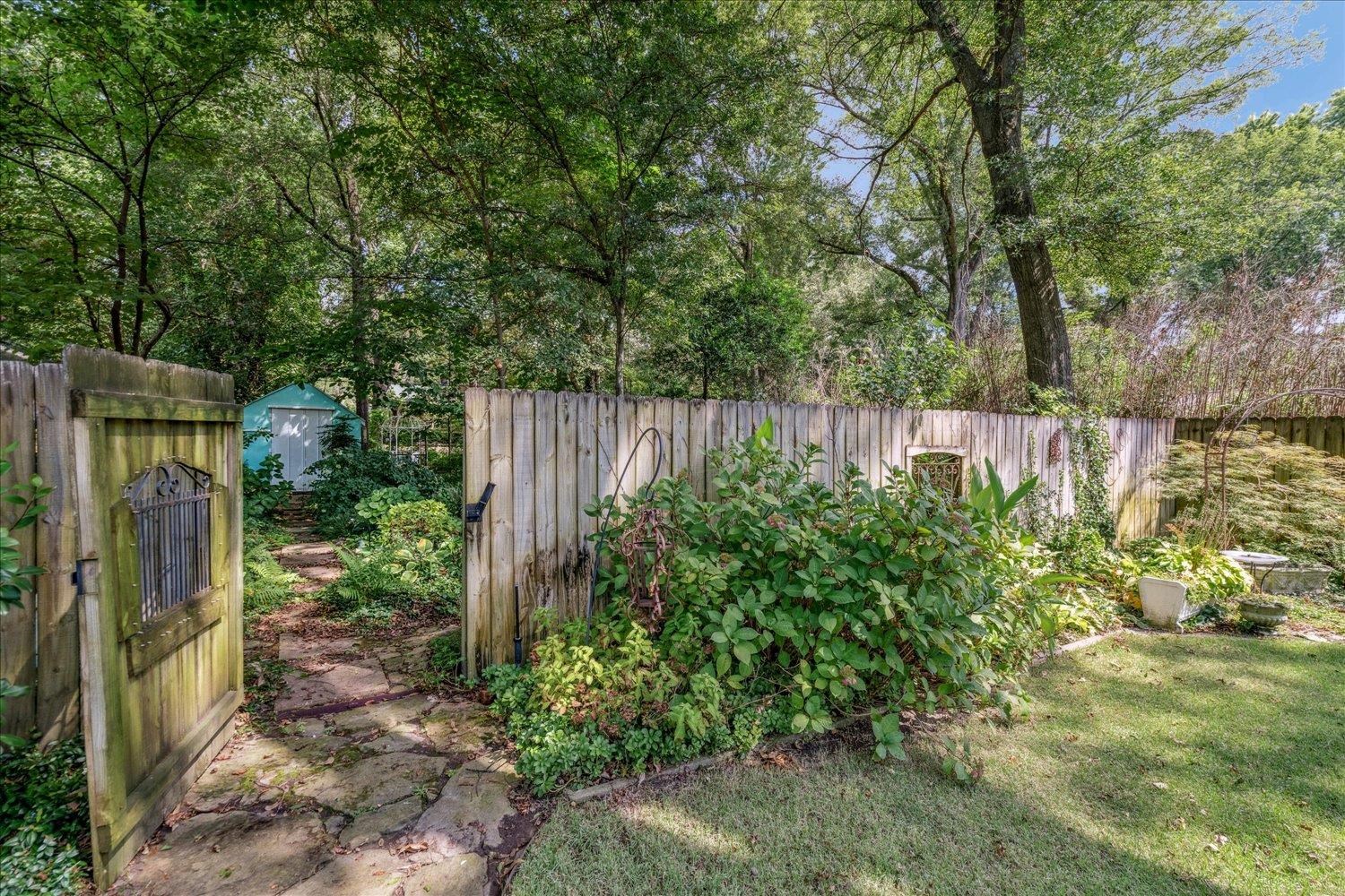 414 HOLMES CIR