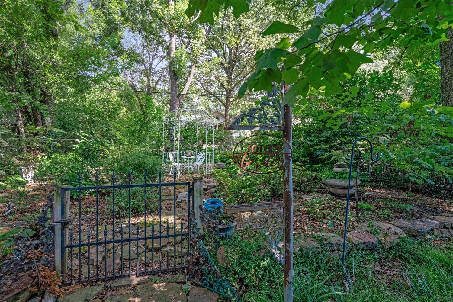 414 HOLMES CIR