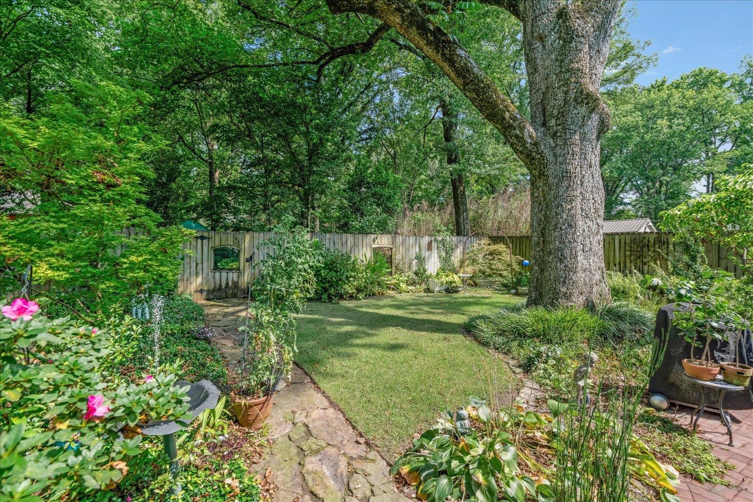 414 HOLMES CIR