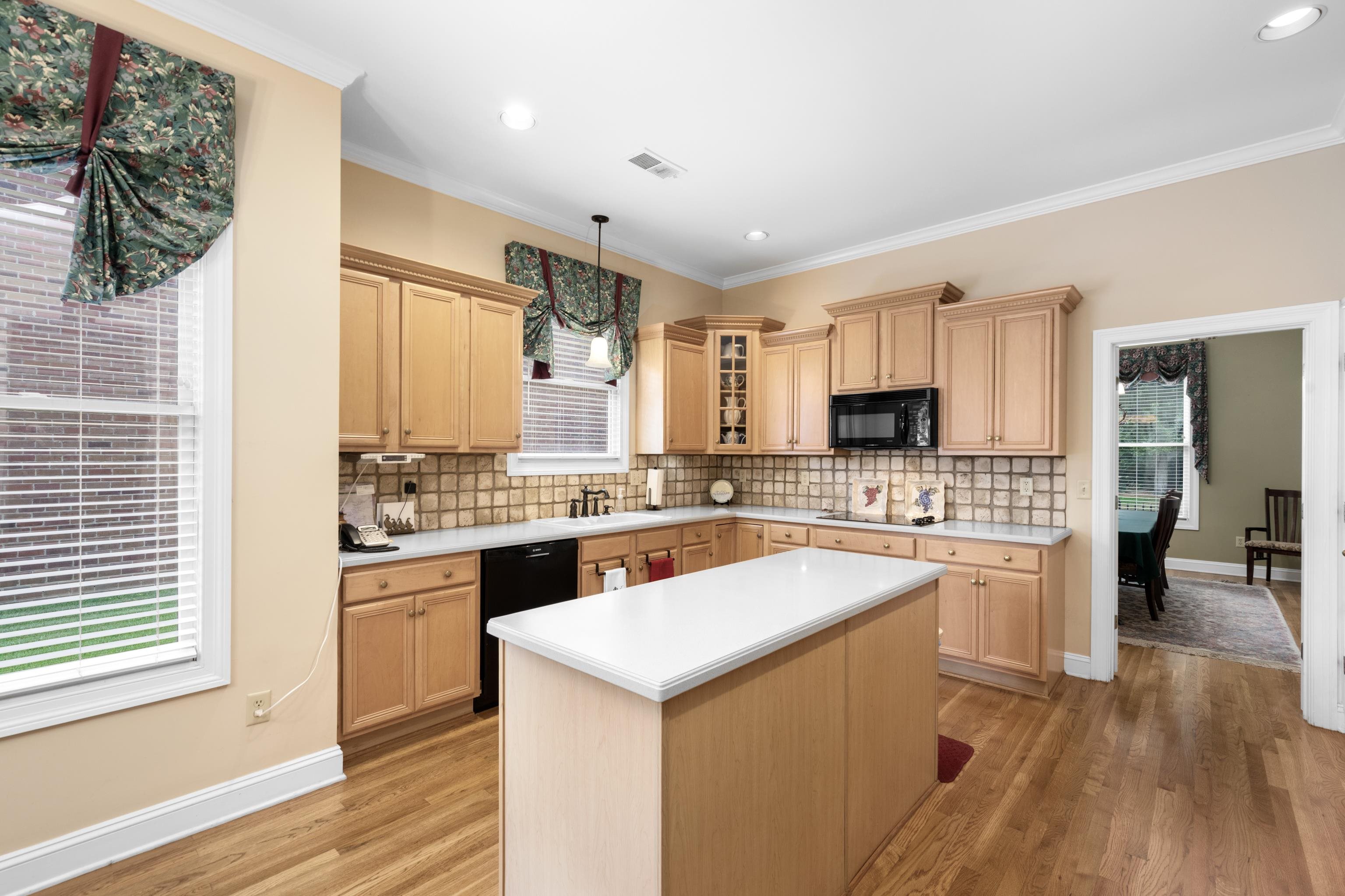 192 N WHITE STATION RD