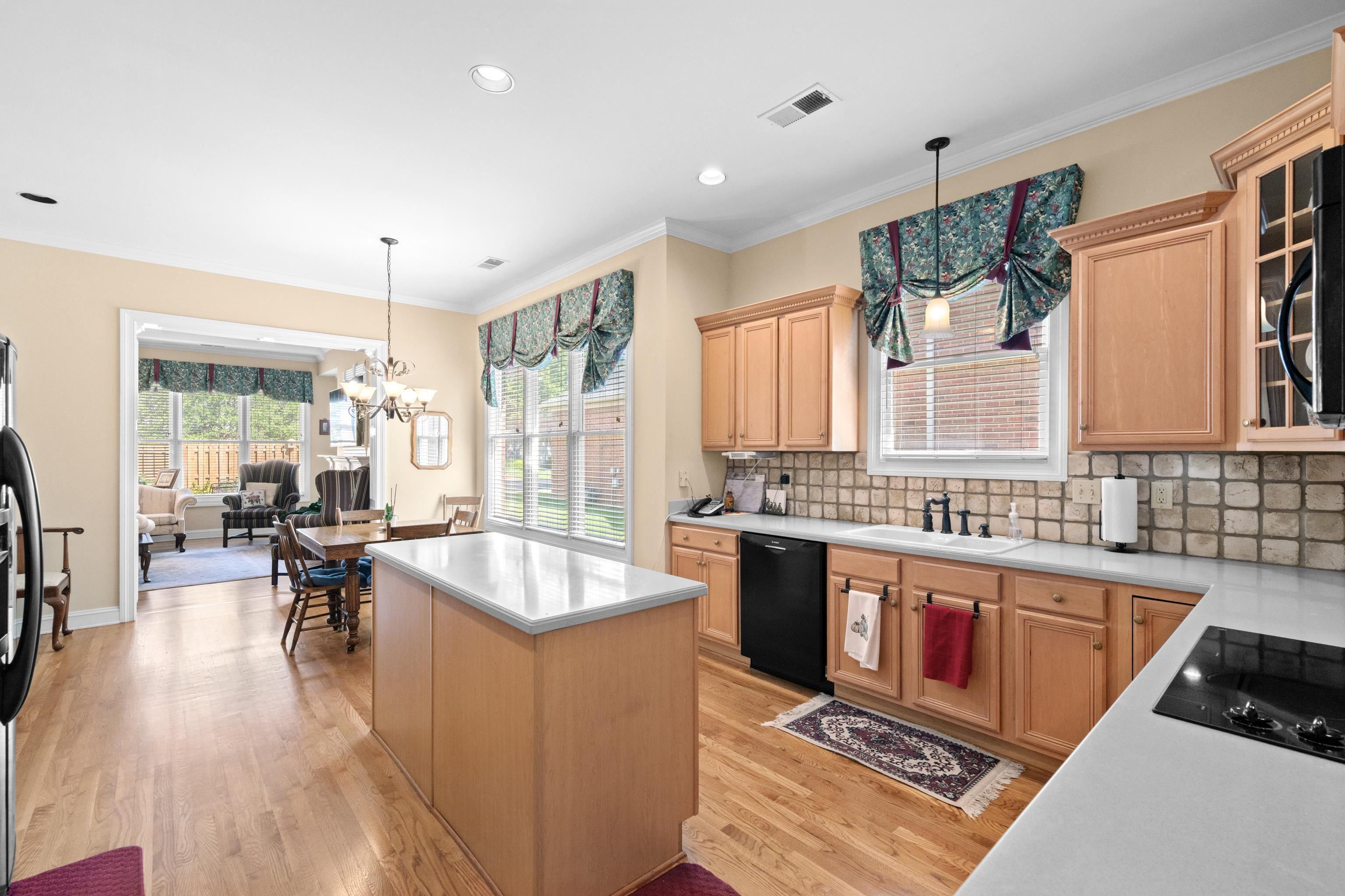 192 N WHITE STATION RD