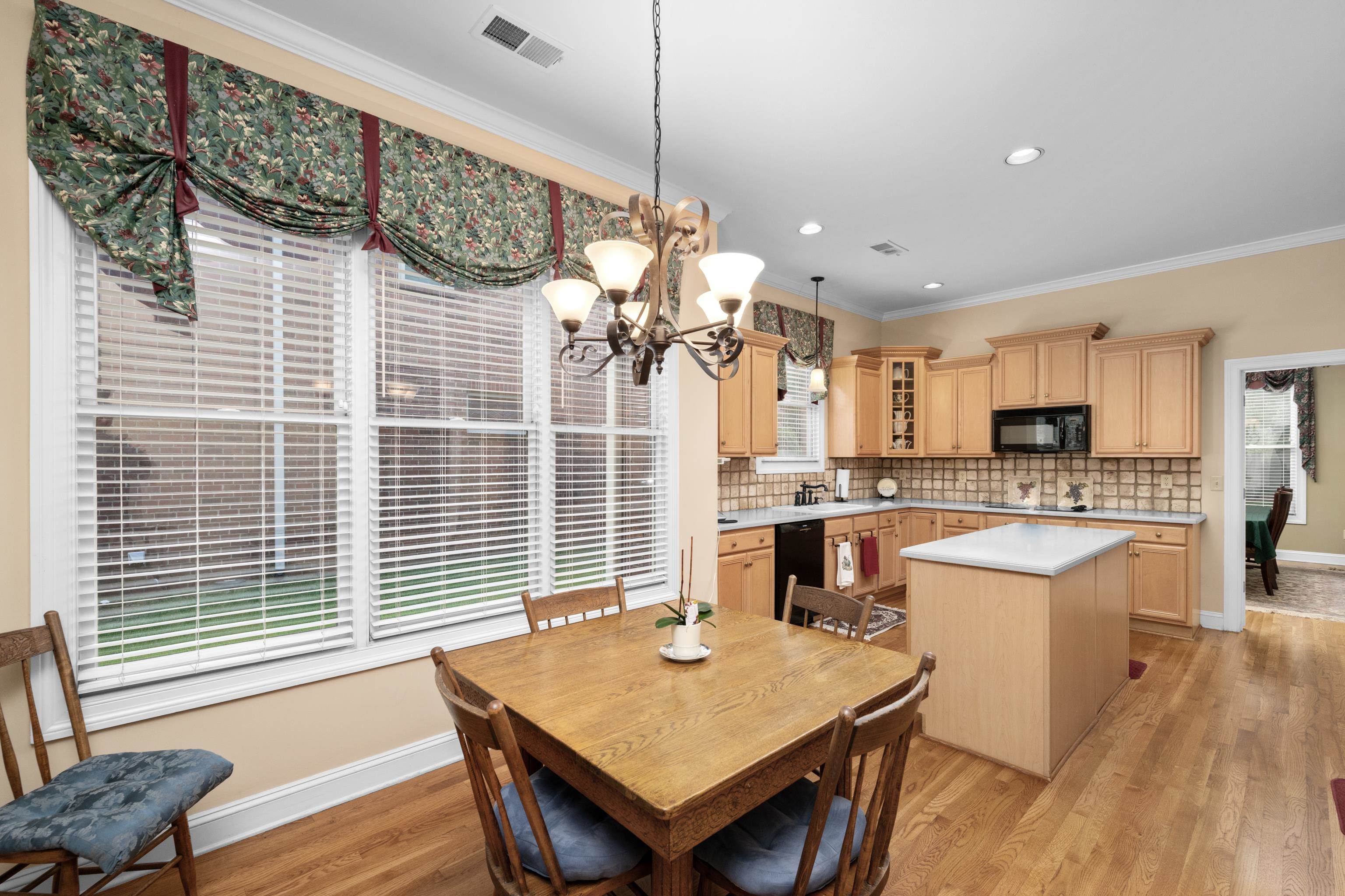 192 N WHITE STATION RD